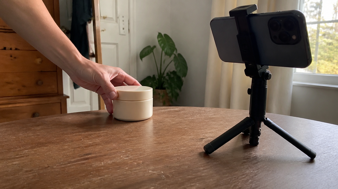 Mesa de trabajo real con un producto, un móvil y materiales para grabar un vídeo de TikTok Shop.